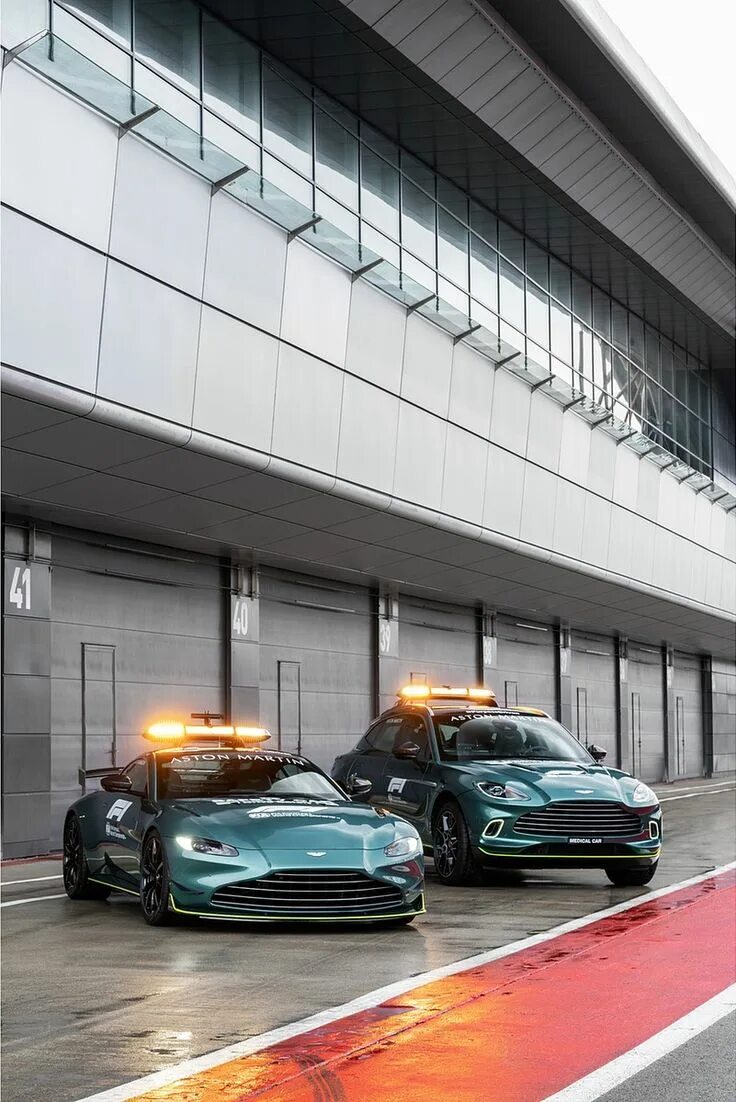 Автомобиль безопасности формула. Aston Martin Safety car f1 2021. Пейс кар ф1.