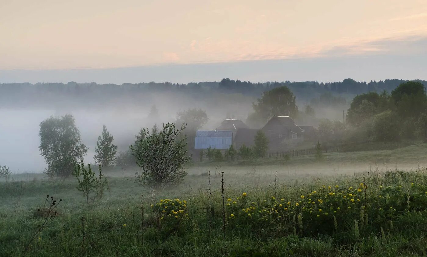 Прохладное лето в россии. Деревня в тумане. Стелется туман храм деревня. Туманное утро в деревне. Утренний туман в деревне.