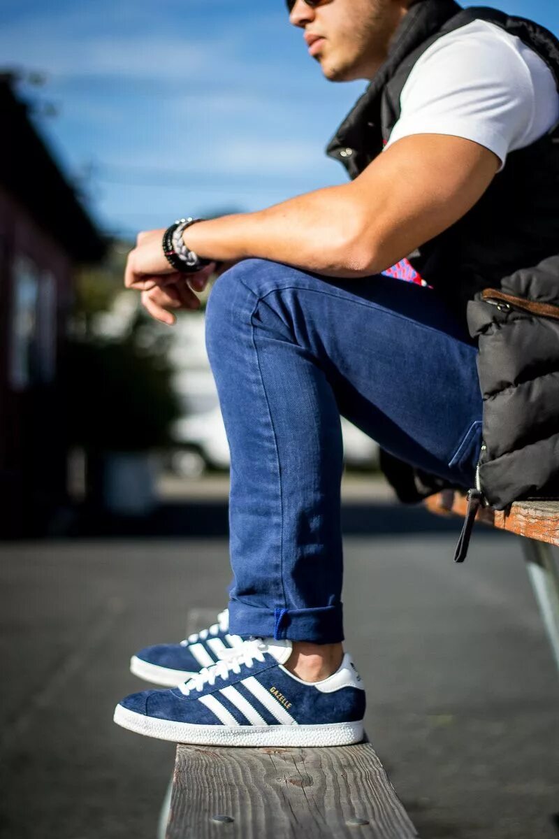 Мужчина широко сидит. Adidas Gazelle outfit man. Adidas Gazelle стиль. Adidas Gazelle outfit. Adidas Gazelle мужские с джинсами.