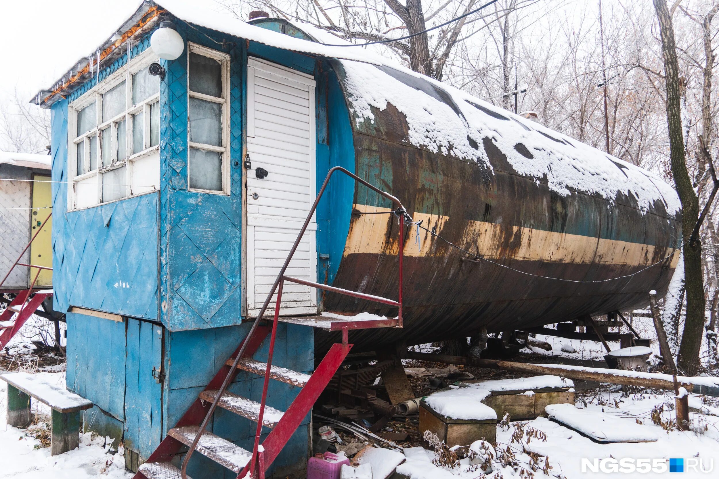 Люди живут в бочках в россии. Дом бочка. Люди живущие в бочках. Люди живут в бочках. Люди живущие в бочках.