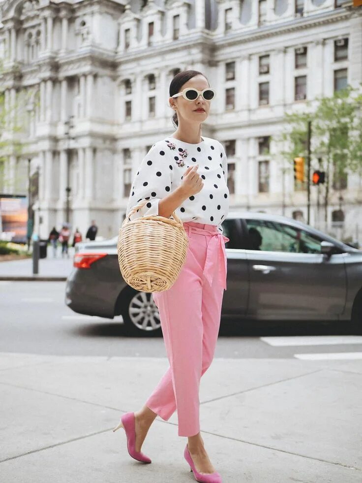 Pink shirt outfits. Розовые джинсы. Яркие стильные образы. Образ с розовыми джинсами. Зелёная куртка с розовыми оттенками.