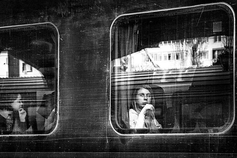 Глядя в окно вагона. Девушка едет в поезде. Глядя в окно вагона. Красивые девушки в поезде. Путешествие на поезде.