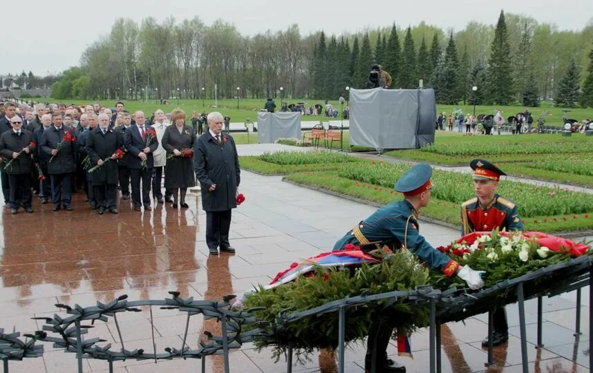 Пискарёвское мемориальное кладбище Санкт-Петербург. Мемориал на Пискаревском кладбище в Санкт-Петербурге. Мемориальный комплекс на Пискаревском кладбище. Пискаревское кладбище музей. Взрыв в санкт петербурге пискаревка