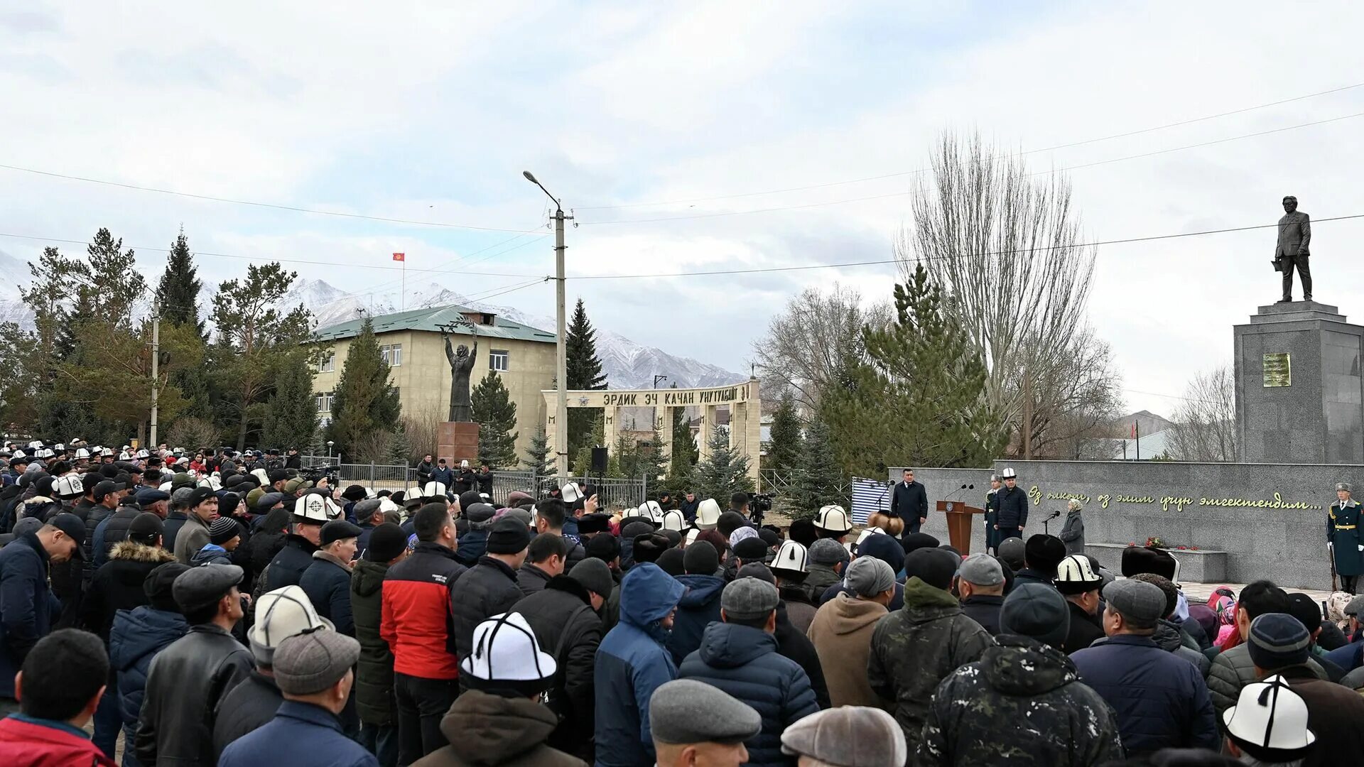 Жизнь в киргизии. Турдакун усубалиев памятник. митинг садыр жапаров. в селе кочкор открыт памятник герою киргизии турдакуну усубалиеву.