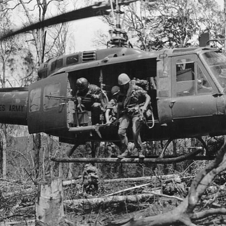 Uh 1 вьетнам. Uh-1 хьюи вьетнам. bell uh-1 iroquois вьетнам. uh-1 хьюи вьетнам подбитый. uh-1d во вьетнаме.
