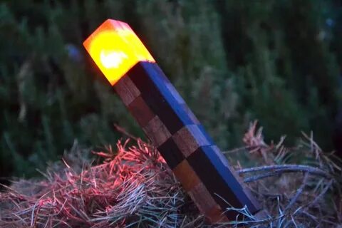 В майнкрафт факел светится в руке