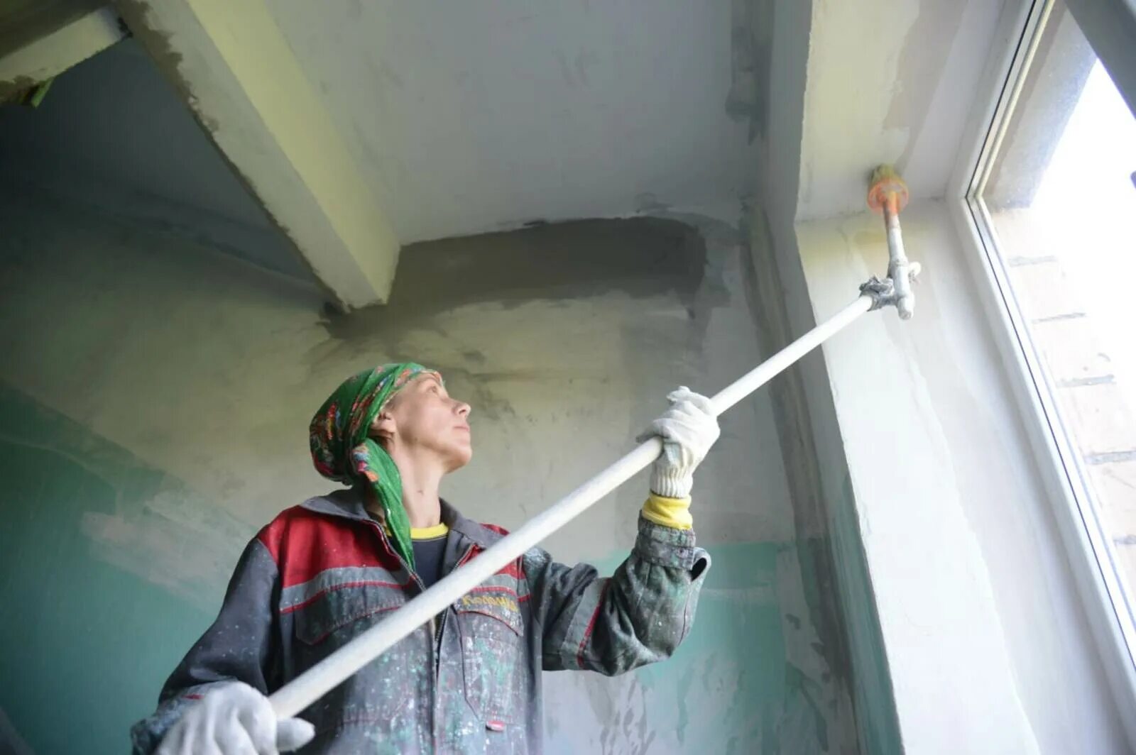 Ремонт в подъезде процесс. Ремонт жкх. Маляр в подъезде. Маляр жкх. Маляр в подъезде.