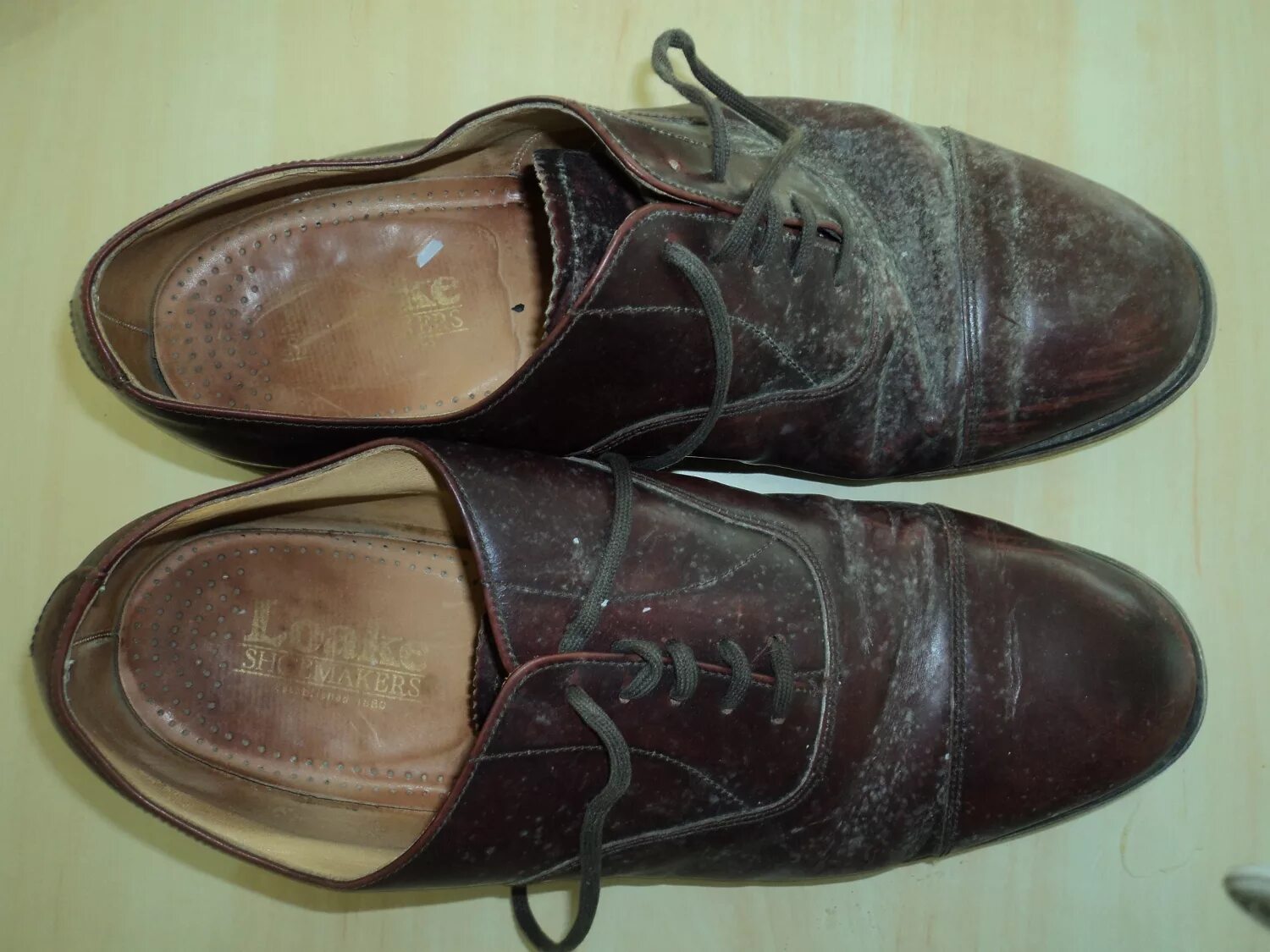 Пара туфлей несколько полотенец старых профессоров. Старые туфли. Старые мужские туфли. Старые ботинки. Старомодные туфли.
