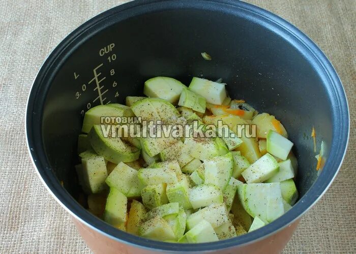 Картошка с кабачком в мультиварке редмонд. Кабачки в мультиварке. кабачки тушеные в мультиварке. картофель с кабачками в мультиварке. запеченные кабачки в мультиварке.