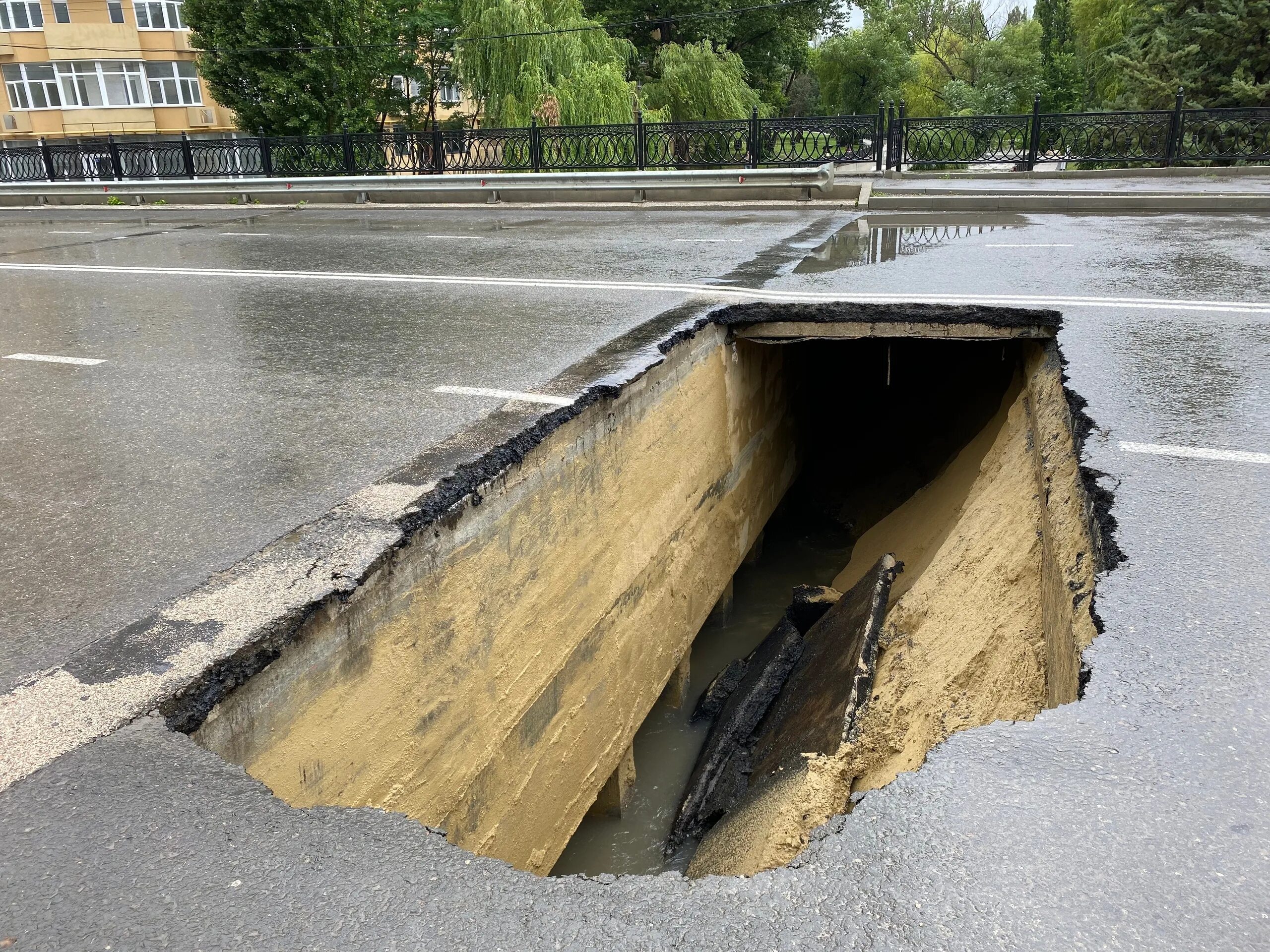 Дамба что случилось