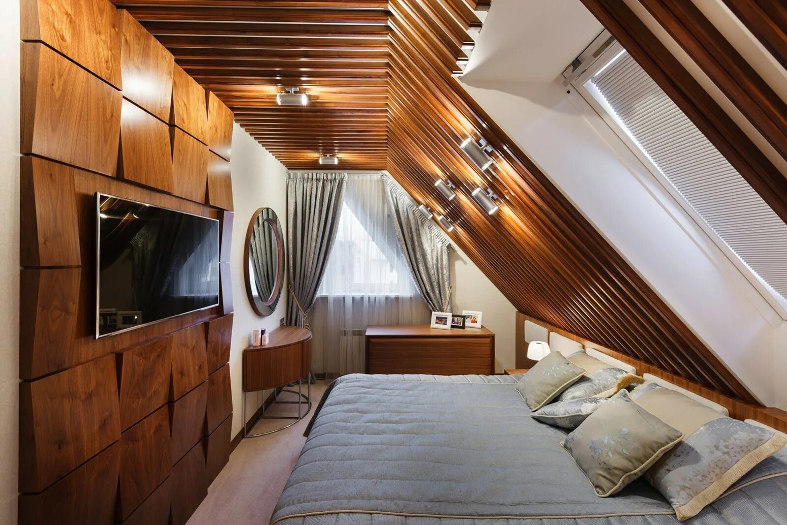 Второй этаж интерьер. Спальня на мансарде. Интерьер мансарды. Спальня со скошенным потолком. Деревянная мансарда интерьер.