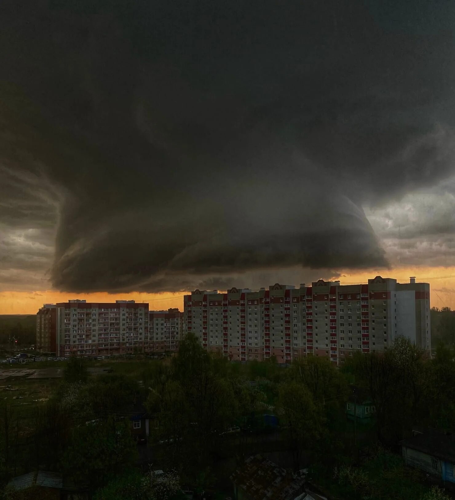 Гроза 1 2 явление. Мезоциклон в Ярославле. Смерч в Ярославле 2021. Торнадо Торнадо в Ярославле. Смерч в Ярославле 2022 город Ярославль.