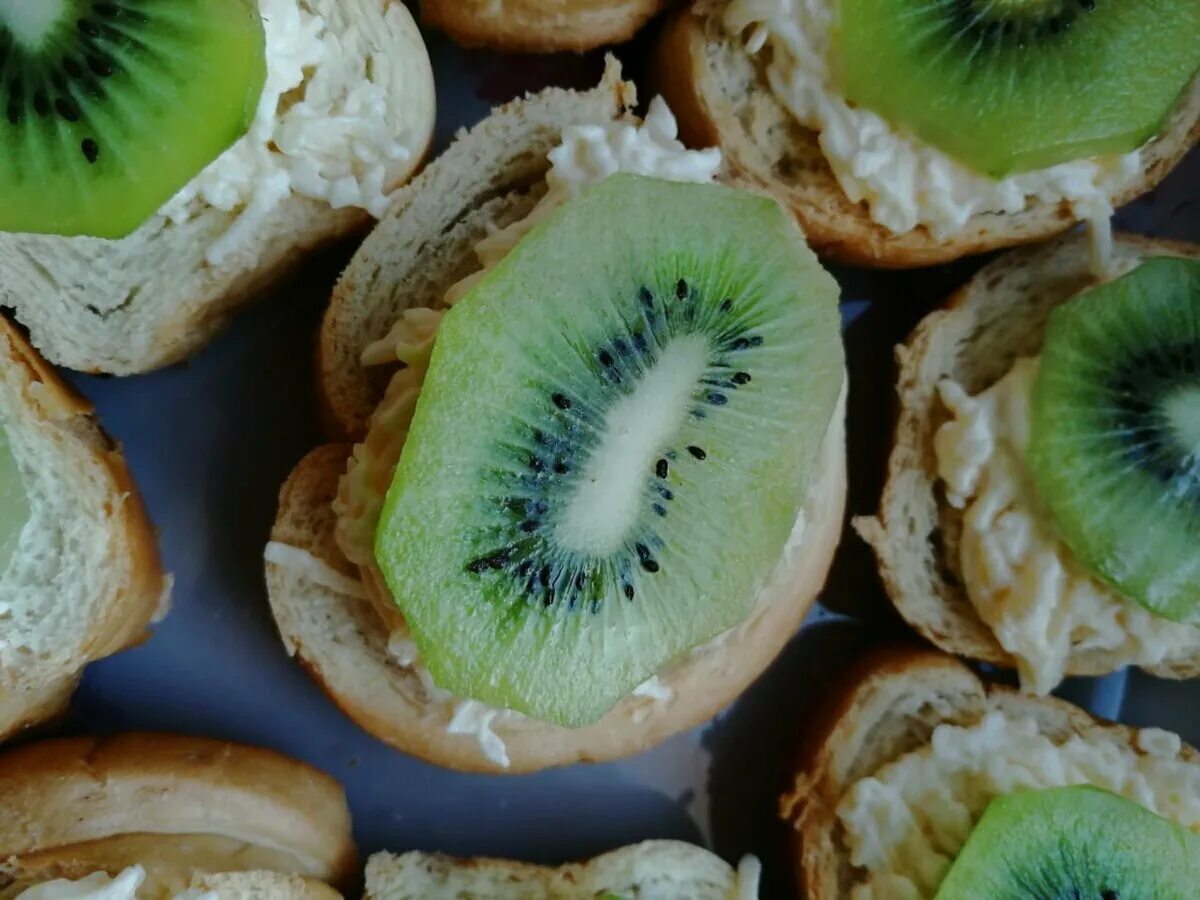 как сделать бутерброды с киви. бутерброды со шпротами и киви. как сделать бутерброды с киви. как сделать бутерброды с киви. бутерброды с киви и чесноком и сыром.