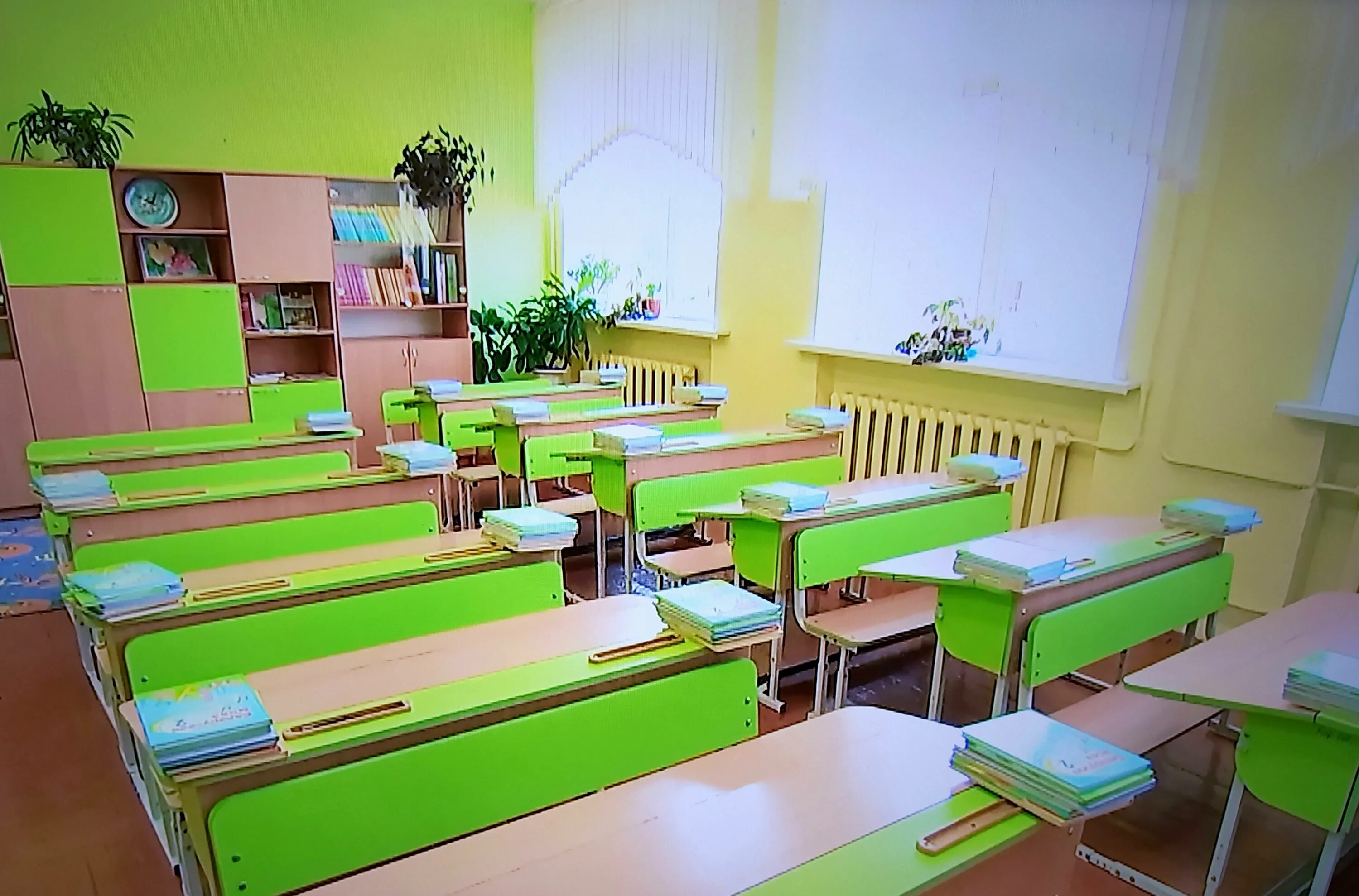 Самый зеленый класс. Парты в классе. Школьный класс. Школьный кабинет. Класс в школе.