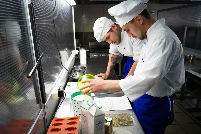 Колледж повар кондитер чэтк. Колледж шеф повар. Гастрономический фестиваль. Шеф повар кондитер. Студенты повара.