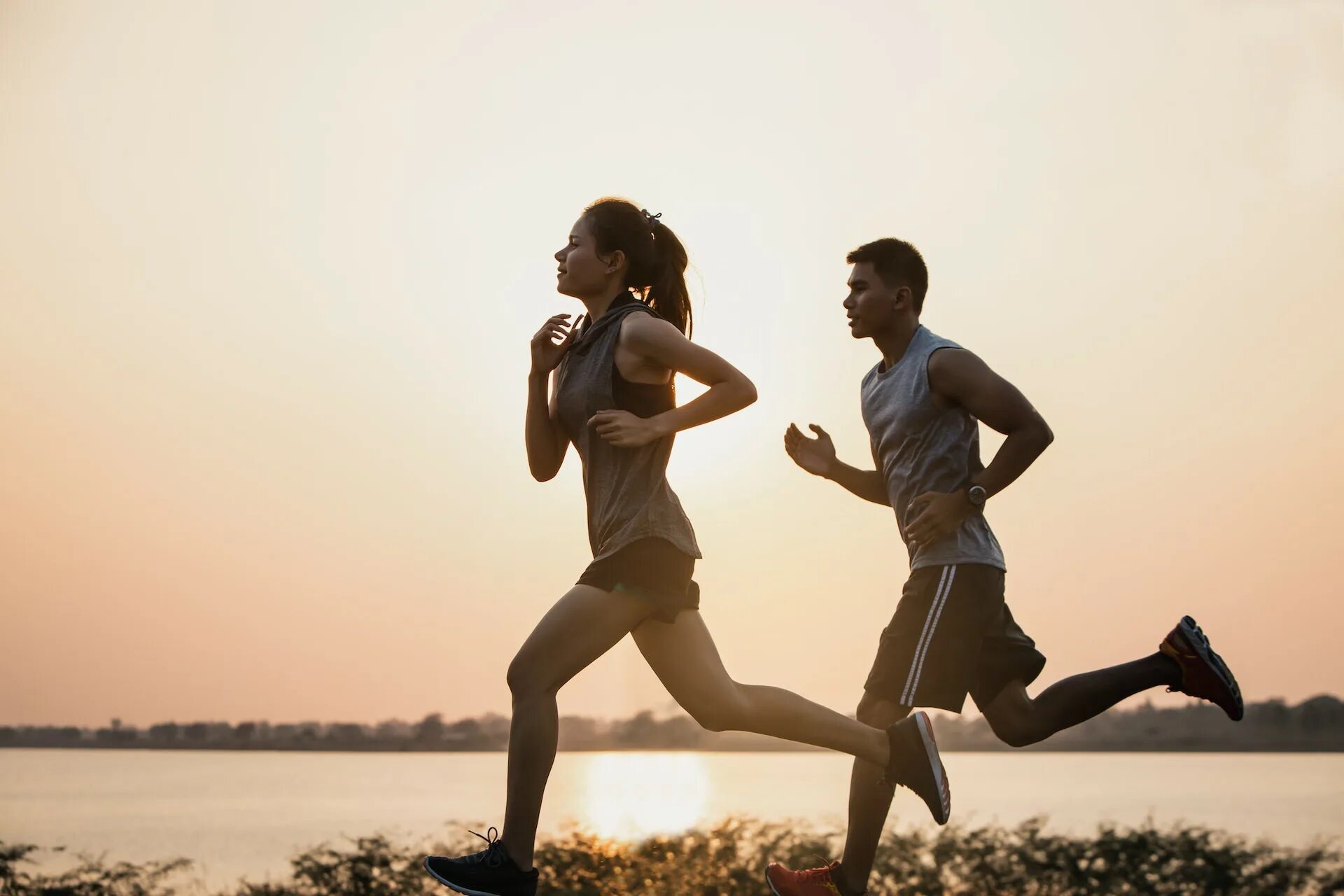 Young people and sport. Бег. Композиция с людьми бегают. Люди марафон. Парный бег.