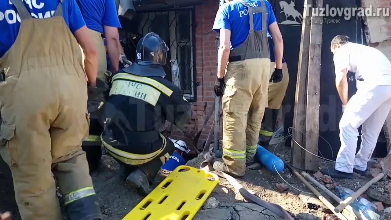 Обвалился дом в Новочеркасске. Эвакуация пострадавших при обрушении садика. Славянск мальчика достали из-под завалов. Подросток из под завала спасли Донецк. Тузловград новочеркасск сегодня