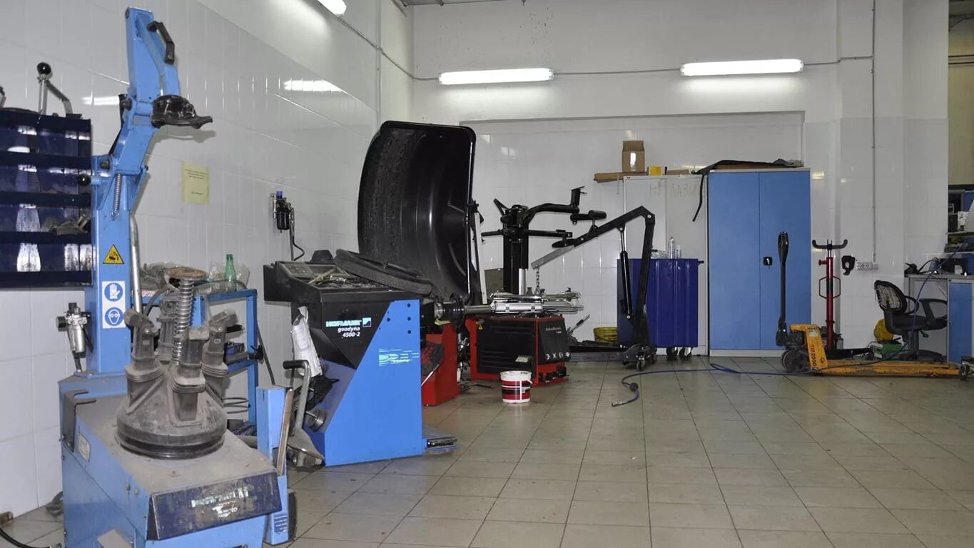 Шиномонтажный участок. Шиномонтаж здание. Земля шиномонтаж. Шиномонтаж магазин. Шиномонтажка внутри.