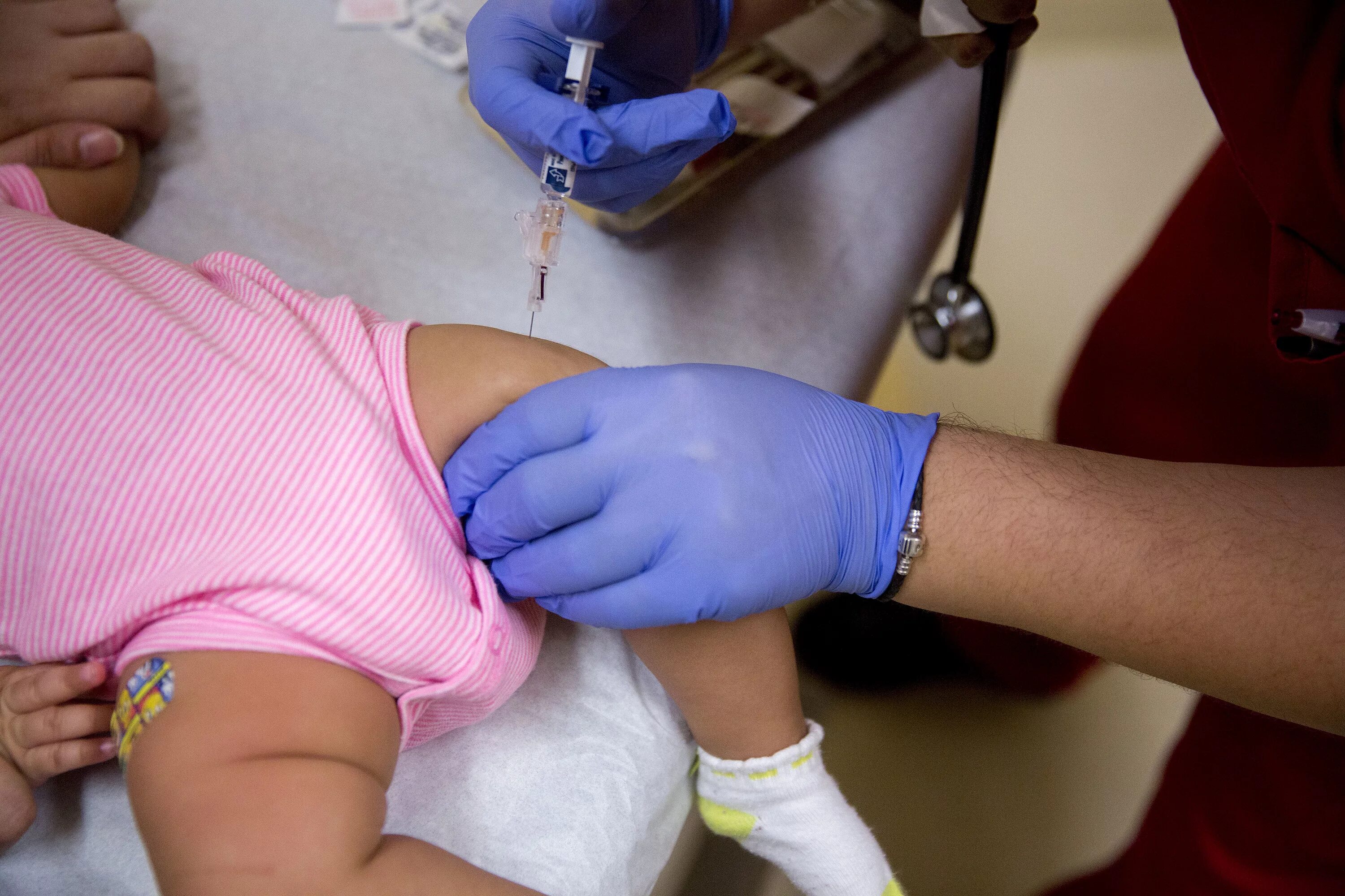 После прививки гепатит б ребенок. Прививка в бедро ребенку. Введение вакцины в бедро.