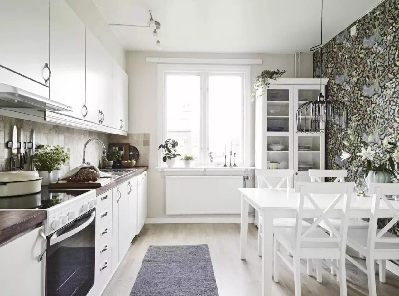 Фото обоев белой кухни. Кухня 10кв Скандинавия. Кухня в стиле Сканди. Акцентная стена на кухне в скандинавском стиле. Кухня в скандинавском стиле.