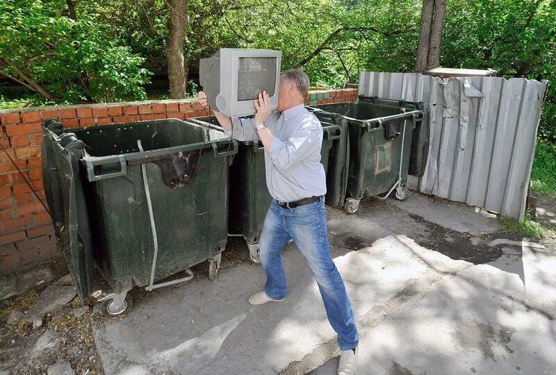 Телевизор на мусорке. Свалка старых телевизоров. Выкинь телевизор. Свалка телевизоров. Свалка компьютерной техники.