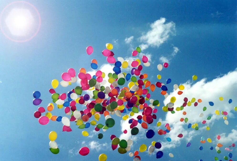 Много праздников в 1 день. Воздушные шары. Праздничные шары. Воздушные шары в небе. Шарики в небе.
