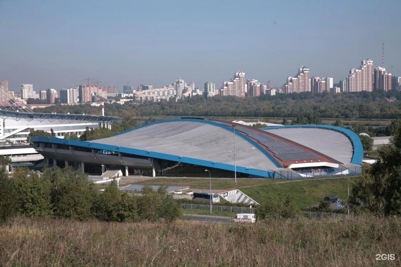 Манеж крылатское. Велотрек крылатское. крытый велотрек в крылатском. крылатская 10 велотрек. здание велотрека в крылатском.