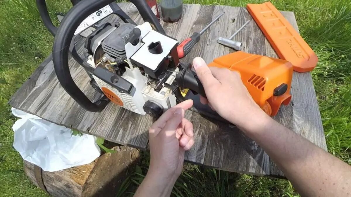 Ремонт бензопил замена. Техобслуживание бензопилы. Бензоинструмент stihl. Упор для бензопилы. Husqvarna 135 сальники.