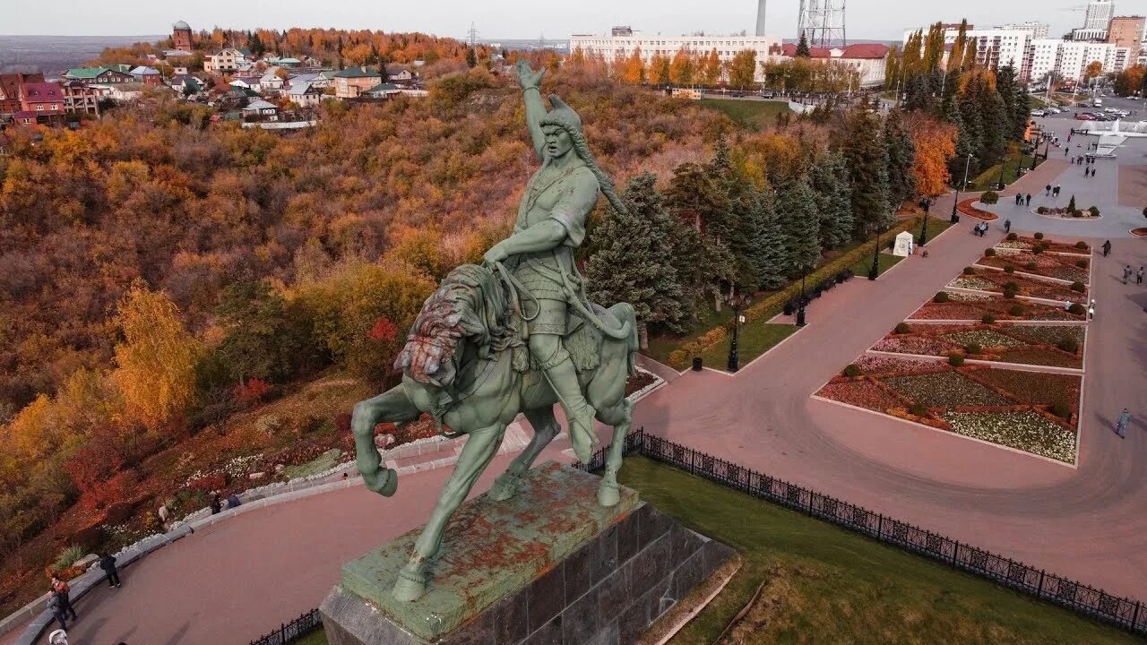 Уфа салават на машине. Памятник Салавату Юлаеву в Уфе. Салават Юлаев парк в Уфе. Уфа Салават Юлаев осень. Салават Юлаев памятник парк.