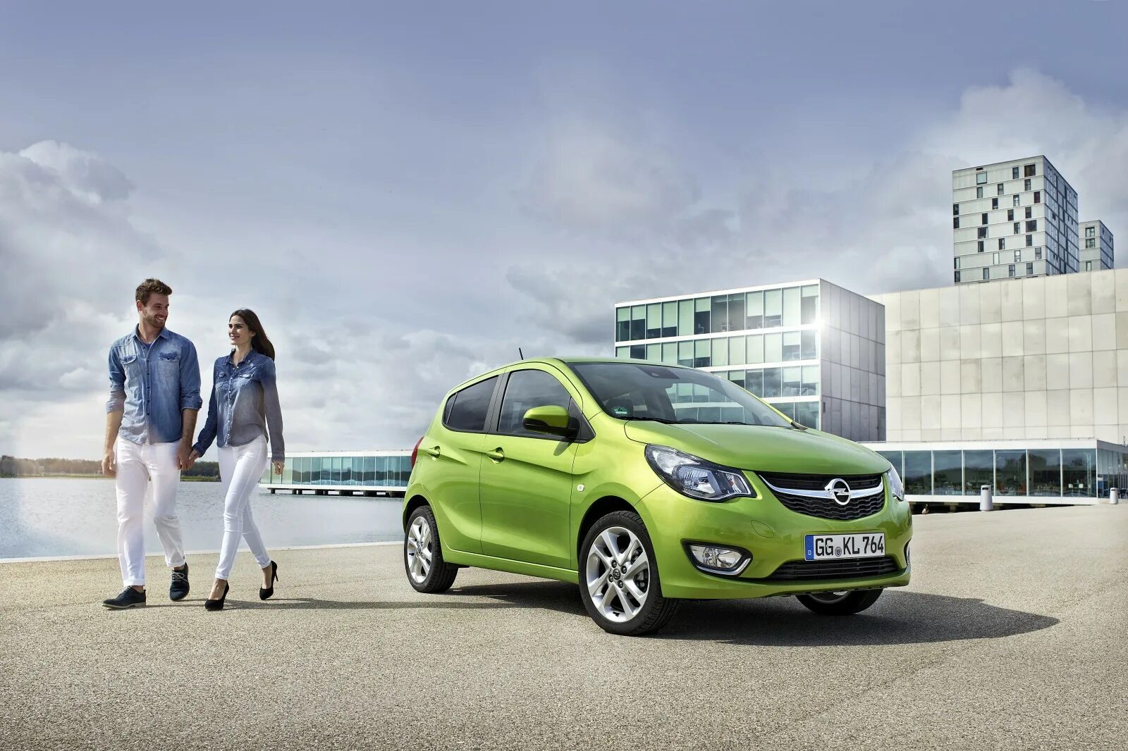 Машина Opel Karl. Opel 2015. Семейный автомобиль. Машины городские обычные.