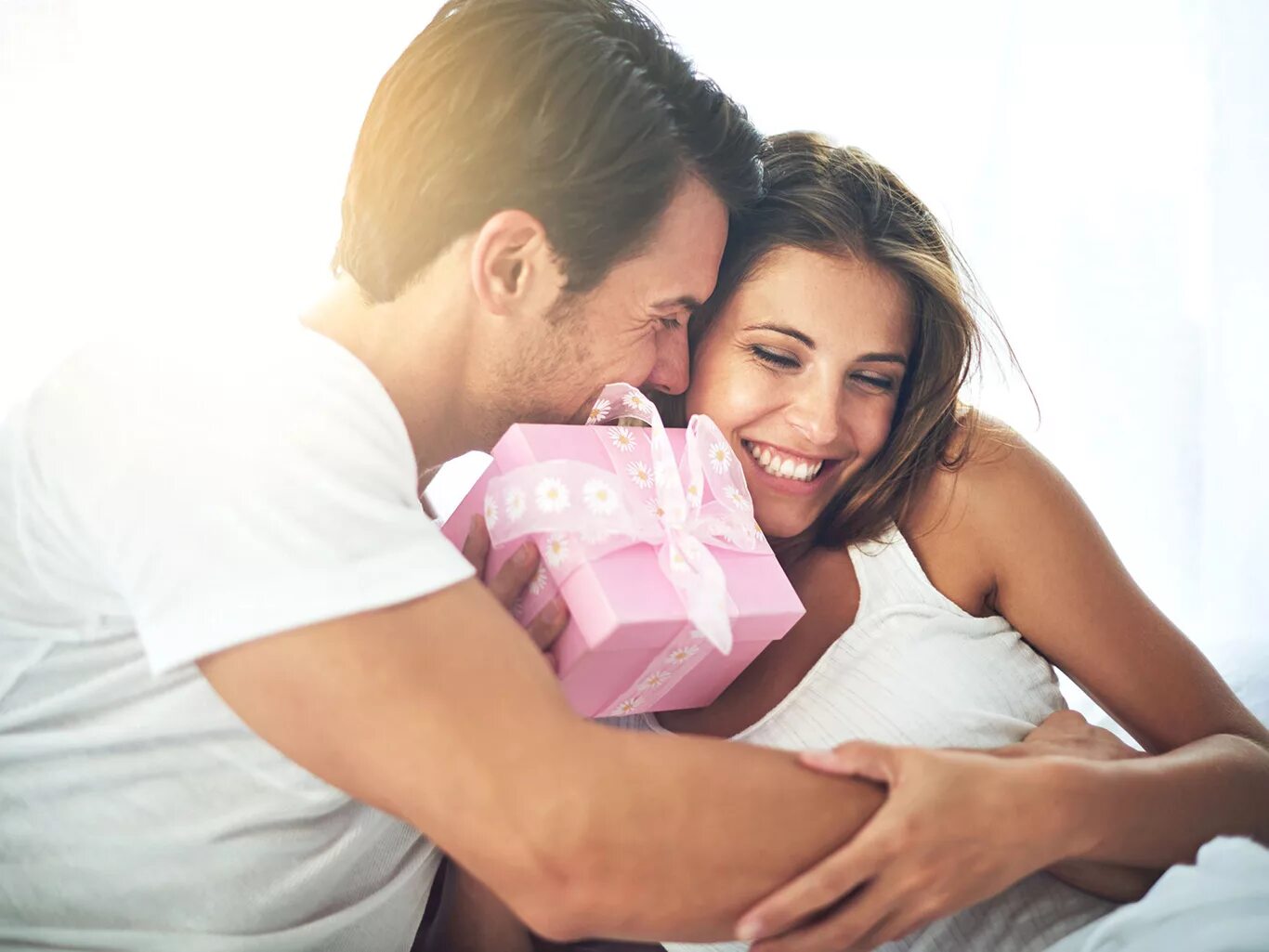 стильные подарки для женщин. подарок девушке. радостная девушка с подарком. что подарить любимой на 8. идеи подарков на 8 марта.