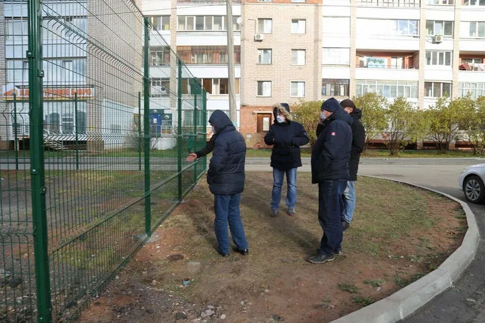 Дворах прошло всего его