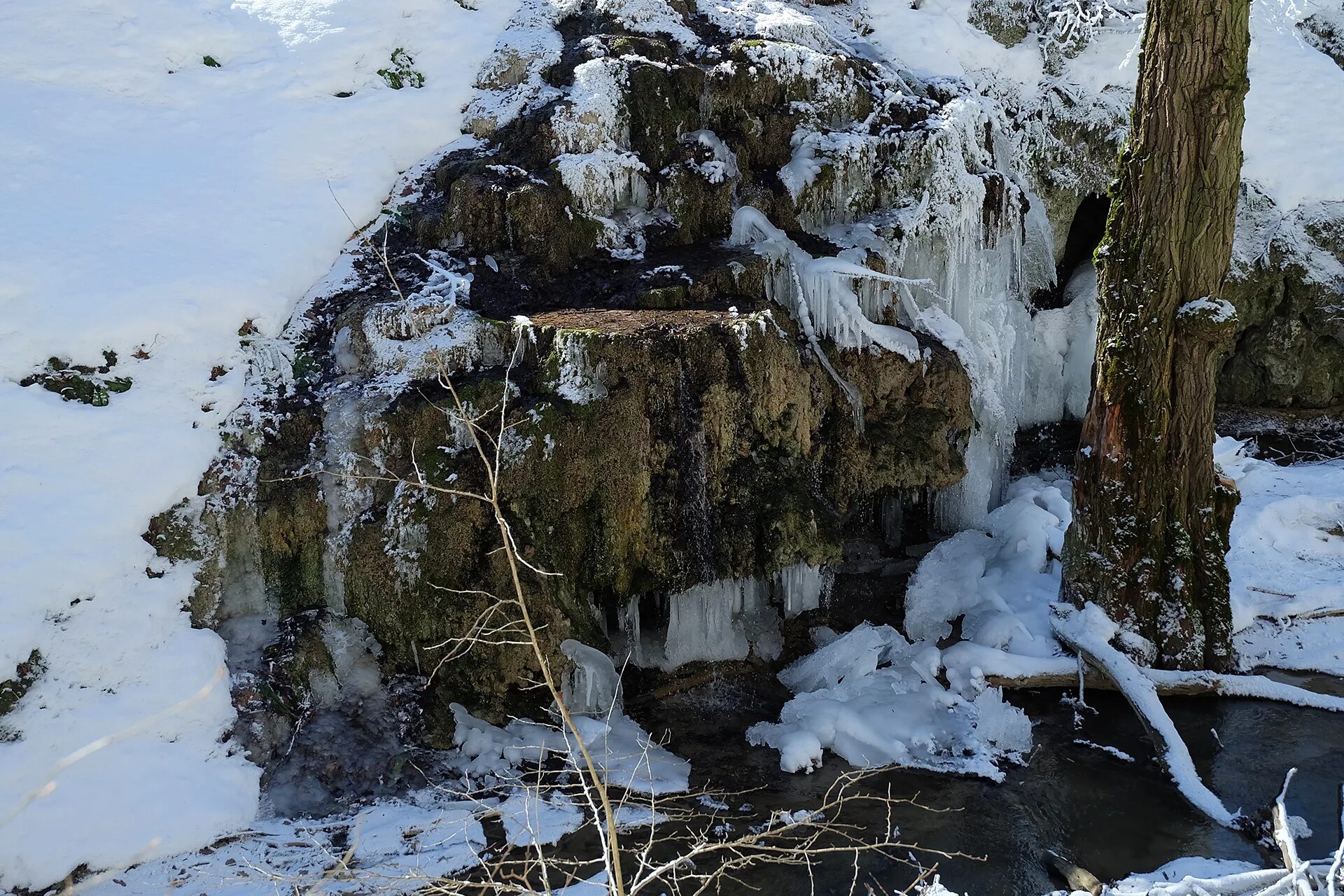 Родник зимой. Травертиновый водопад в Ставрополе зимой. Травертиновые источники Ставрополь зимой. Травертиновый источник Ставрополь. Круглый Родник зимой Ставрополь.
