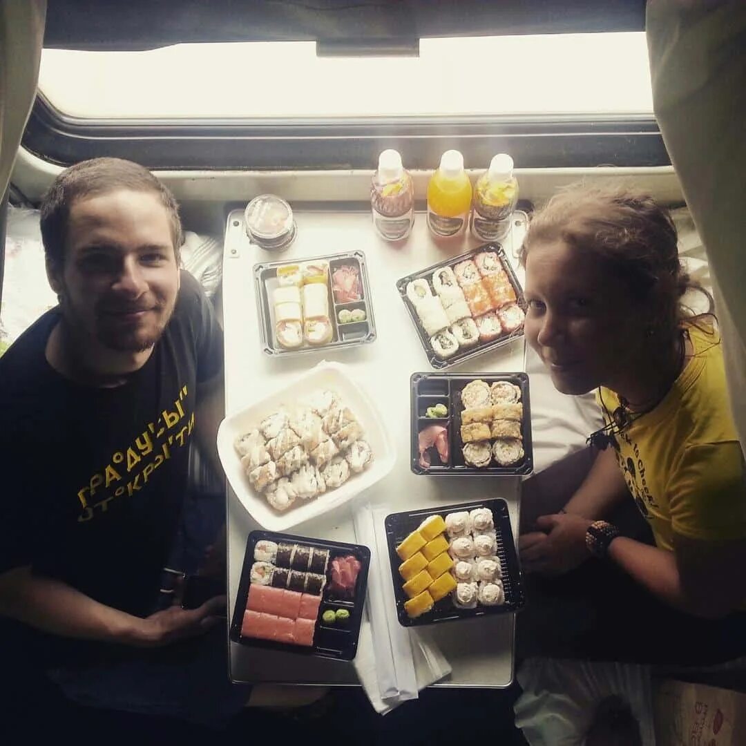 Еда в поезд. Питание в поезде. Пицца в поезде. Доставщик еды у поезда.