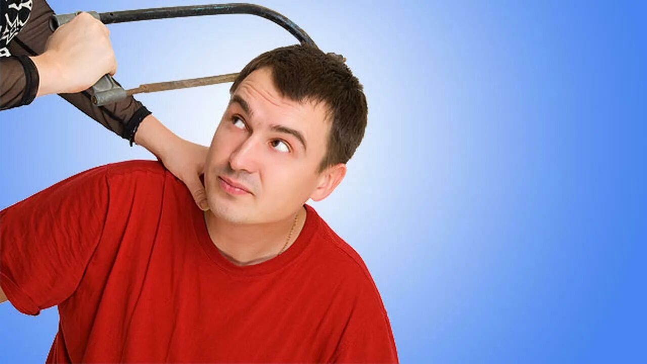 мужчина пилит доску. человек рубит дерево. женщина пилит. мужчина пилит. пиление дров.