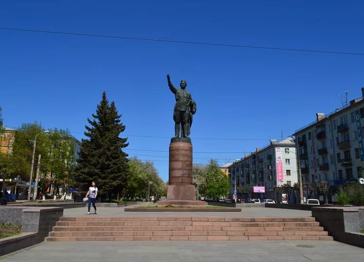 Октябрьский проспект памятник. Памятник сергею мироновичу кирову в кирове. М. Октябрьский проспект памятник. Октябрьский проспект памятник.