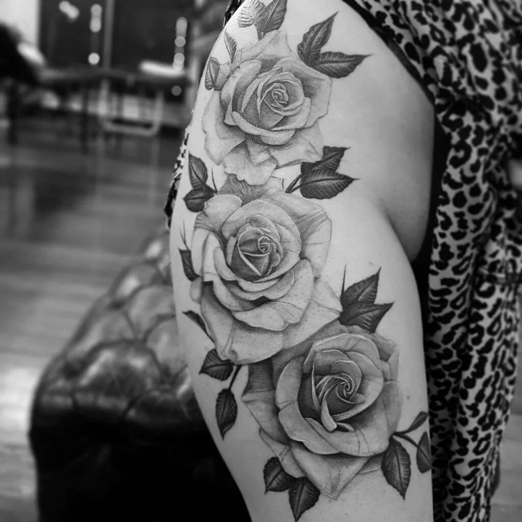 Черно белое тату девушке. Цветы на бедре. Татуировка цветы на бедре. Татуировка розы на бедре. Тату реализм цветами на бедре.