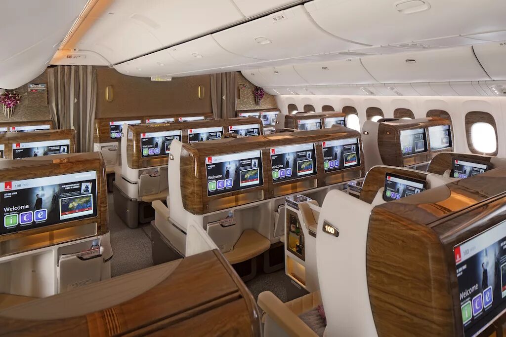 Организация бизнес класс. Боинг 777 Эмирейтс салон. Boeing 777-300er Emirates салон. Самолёт Emirates 777 300er. Бизнес класс Эмирейтс Боинг 777.
