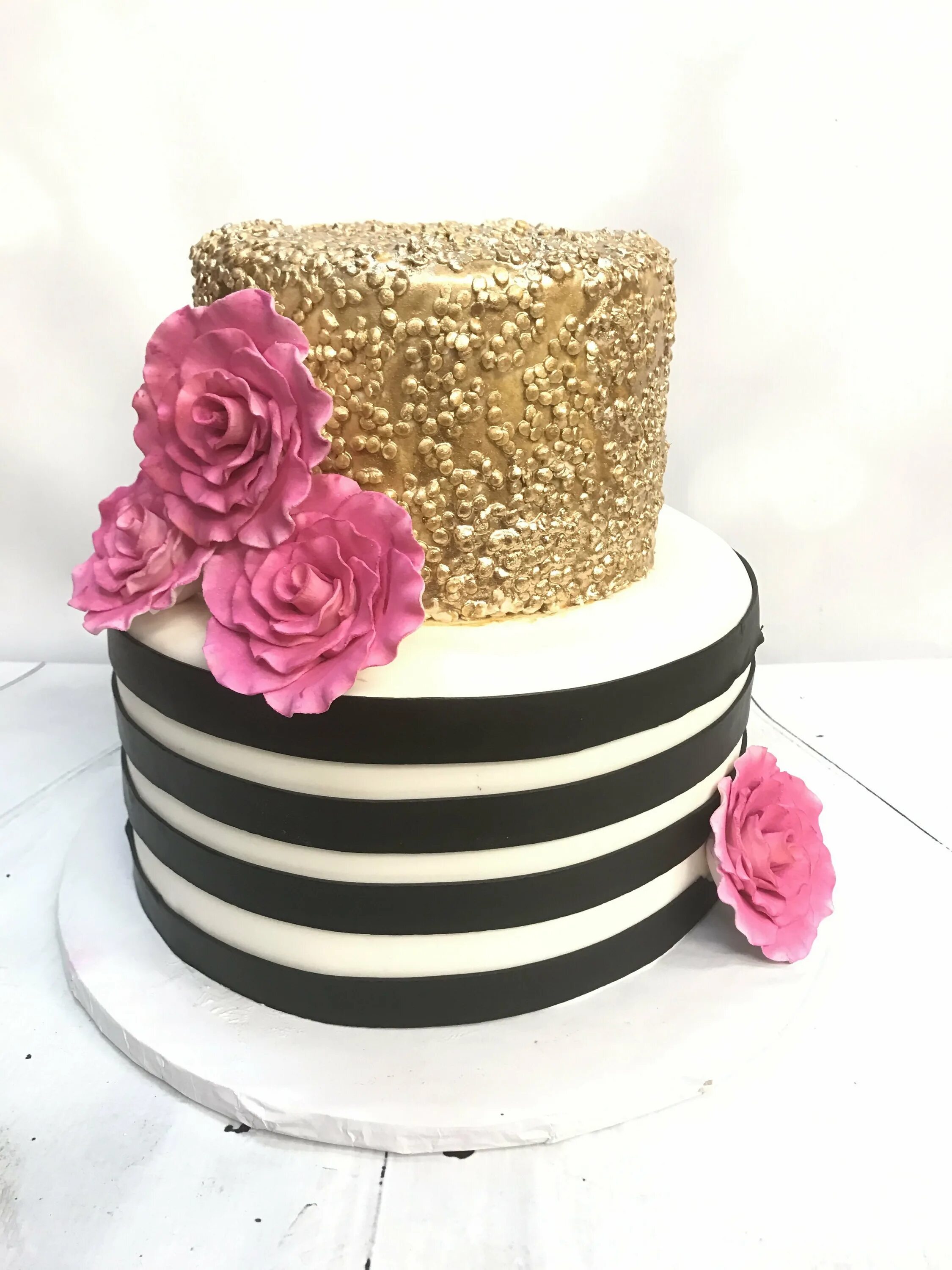 Торт черный с розовым. Торт черно розовый. Торт для модной женщины. Торт на день рождения розово черный. Черно розовый торт