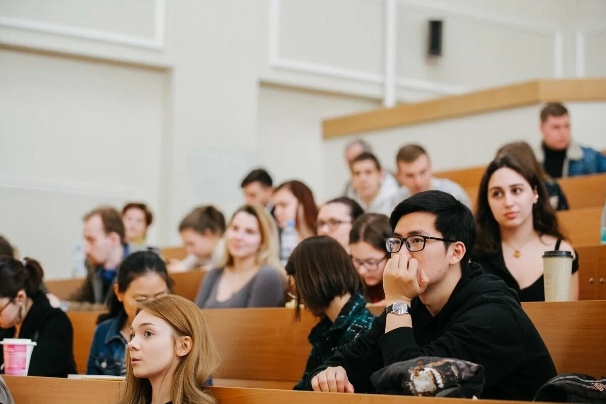 Студенты в аудитории. МГУ студенты. Студенты на лекции. Группы аудитории. Лучшие институты психологии