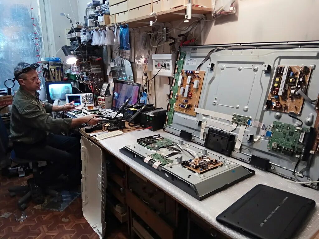 Мастер по ремонту телевизоров. Диагностика телевизора. Мастер по ремонту телевизоров. Починка телевизора. Ремонт жк телевизоров.