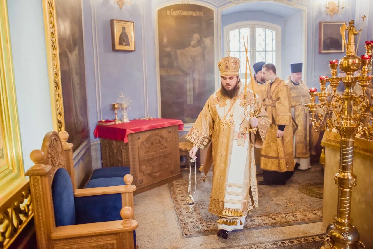 Храм в царицыно живоносный источник расписание богослужений. Храм Живоносный источник в Царицыно внутри. Храм Живоносный источник в Царицыно духовенство.