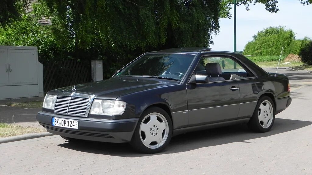 Купить мерс 124 авито. Mercedes w124 Coupe. Mercedes Benz w124 Coupe. Mercedes w124 e220. Мерседес w124 купе.