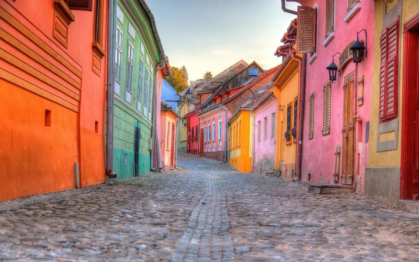 Color street. Сигишоара. Архитектура улиц. Трансильвания фото улиц. Городок Сибиу в Трансильвании фото.