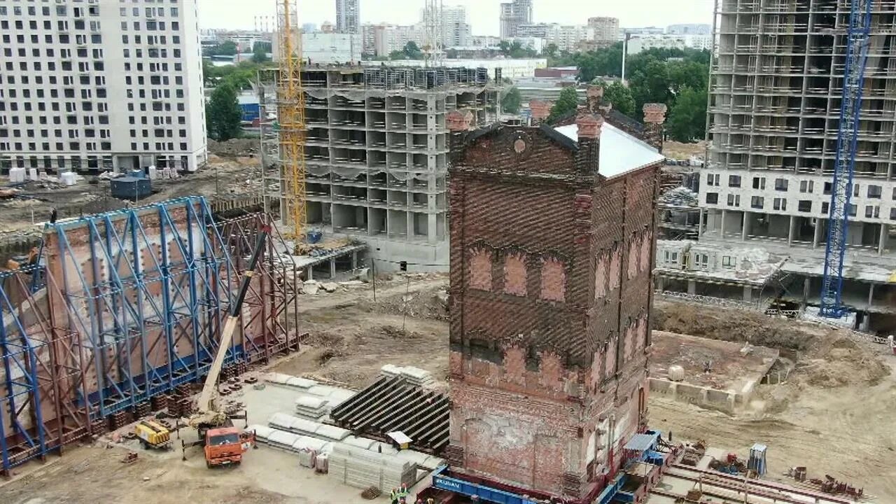 Переместить здание. Строящееся здание. передвижение зданий в москве. московские здания. в москве передвинули здание.