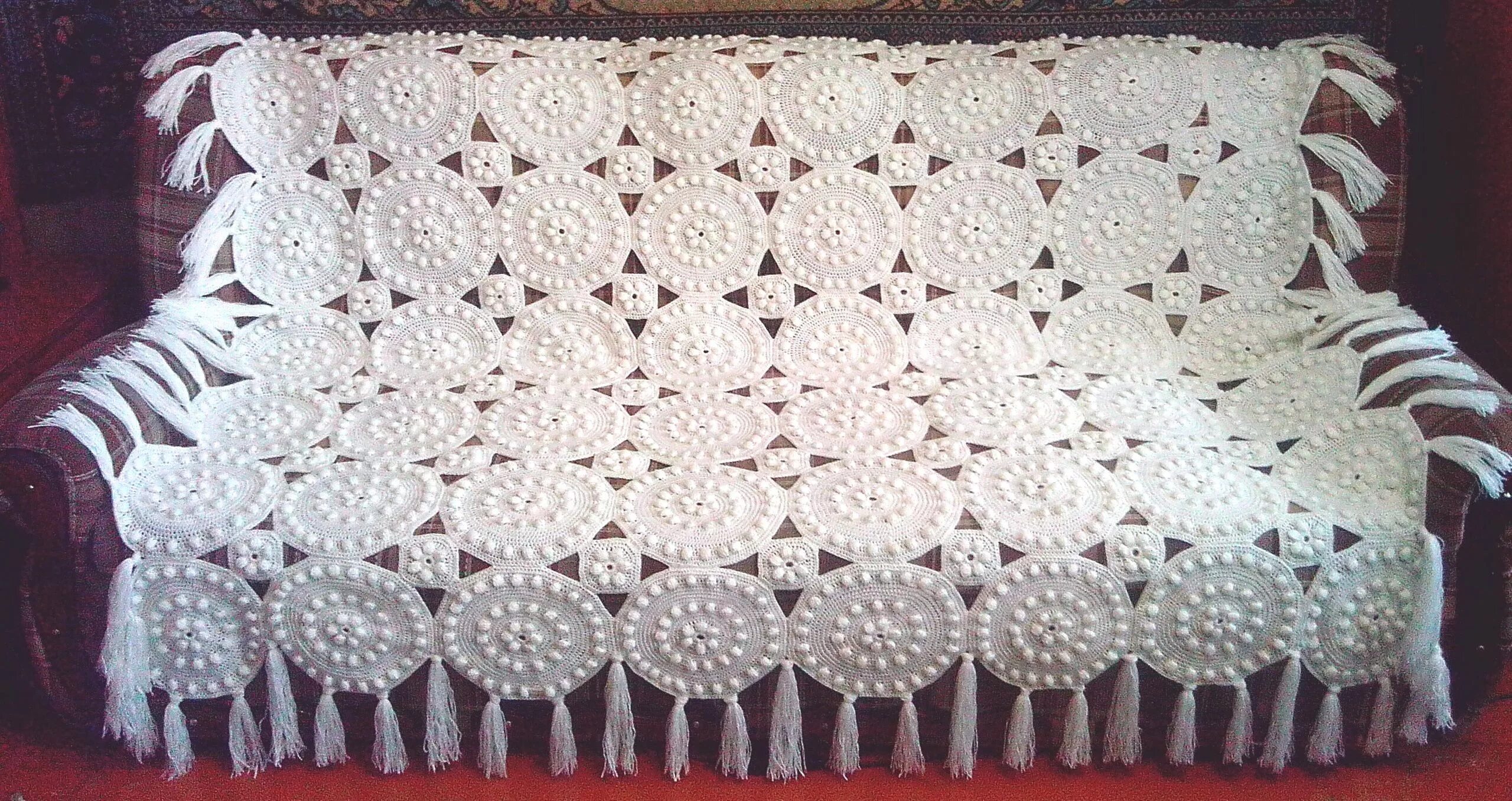 Вязаные накидки на диван. Покрывало на диван крючком. Вязаные пледы крючком. Покрывало на диван крючком. Плед крючком на диван.