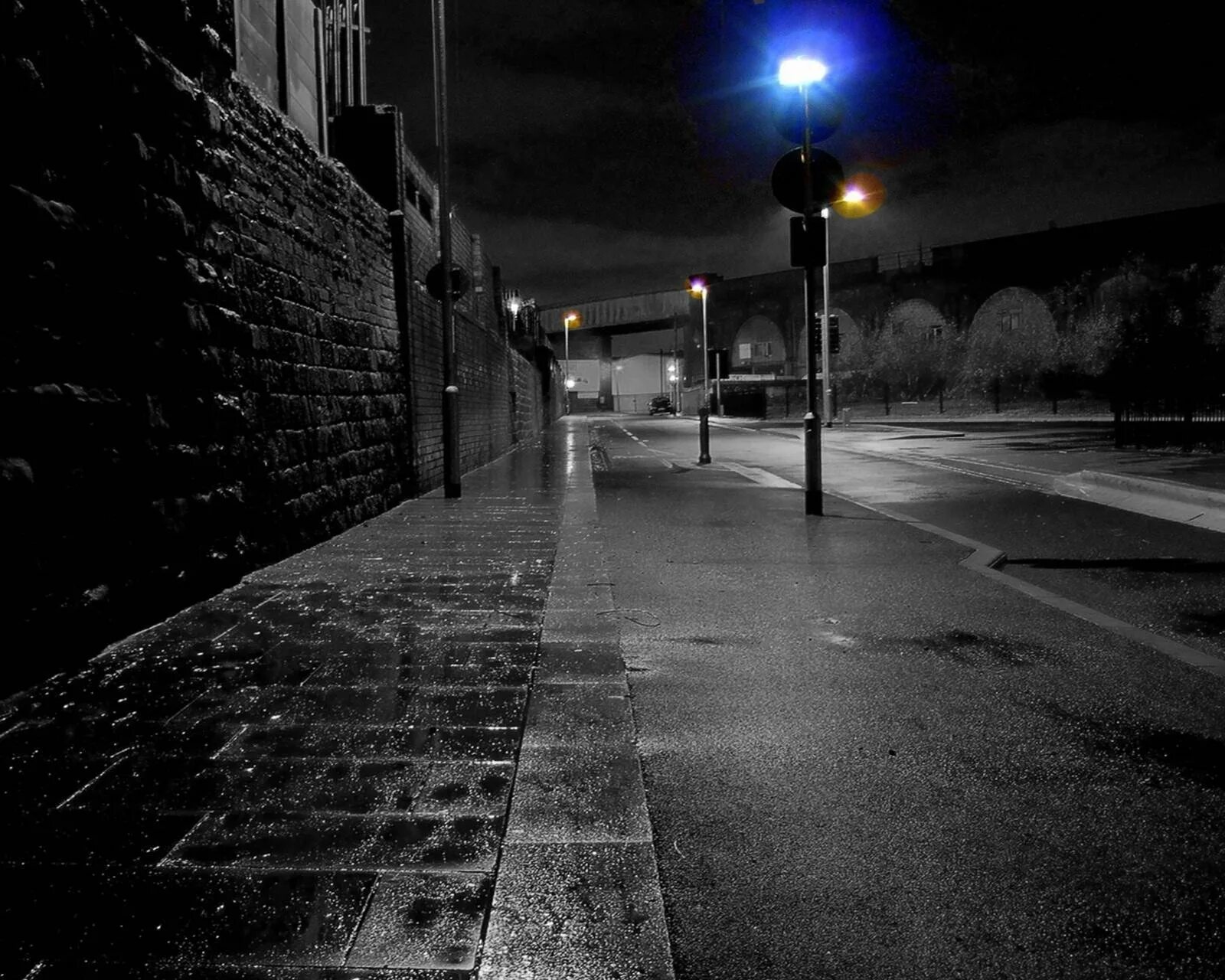 Какой черный на улице. Темная улица. Дождь на темной улице. Ночная улица. Ночная темная улица.