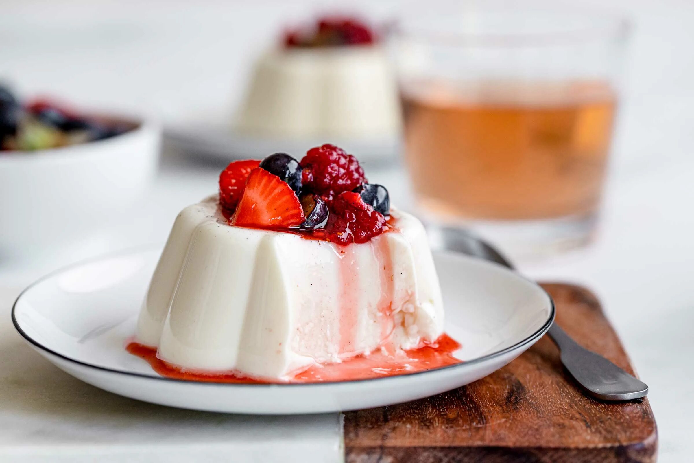Панна котта итальянские десерты. Итальянская panna cotta. Панна котта на кокосовом молоке. Панна-котта классический. Панакота в ресторане.
