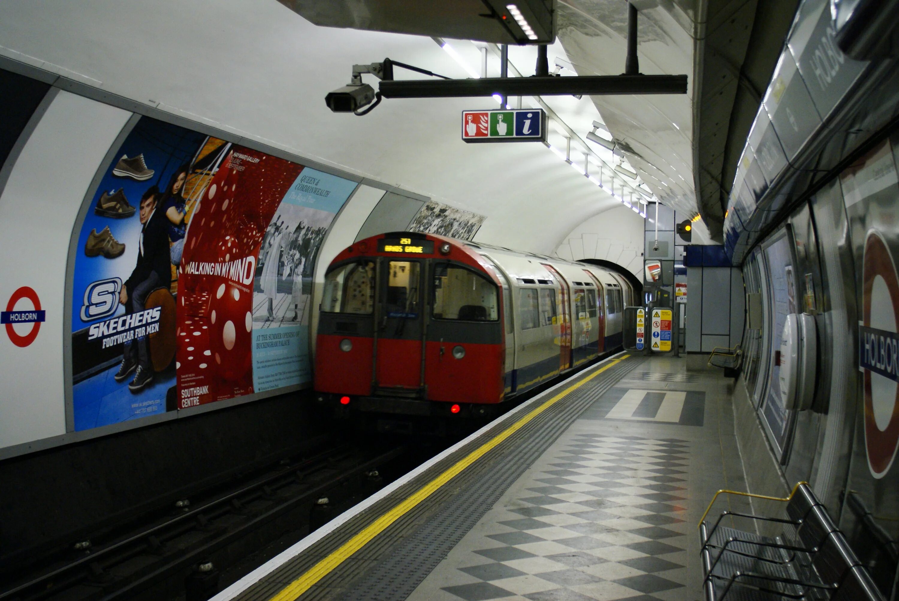 Лондон метро hatton cross. Станция в лондоне андеграунд. Станции лондонского метро. Tube station. Underground метро лондона.