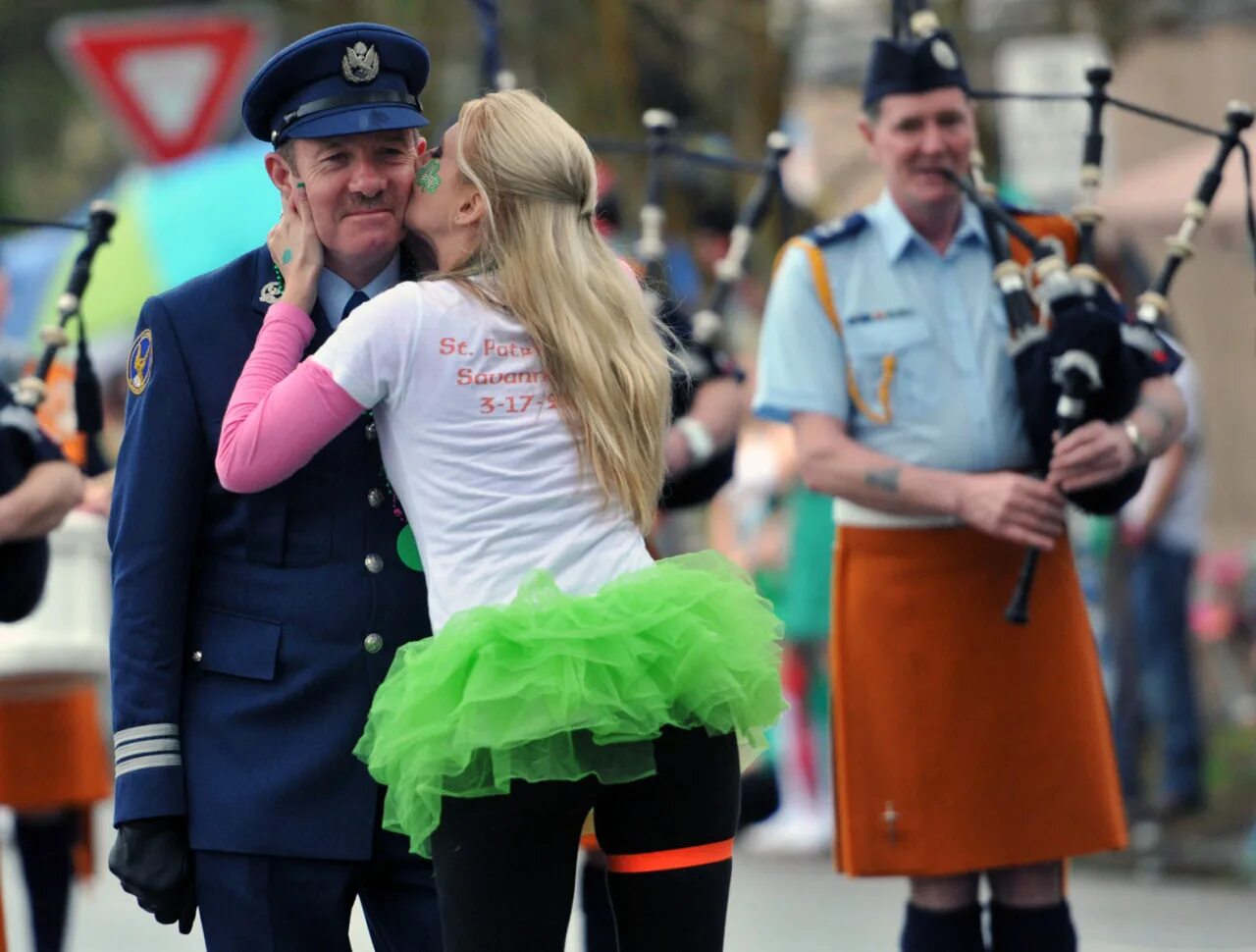 Военная форма Ирландии. День Святого Патрика парад девушки. Сила ирландца. Униформа армии Ирландии.
